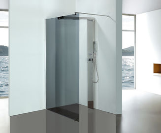 Szare szklane kabiny prysznicowe z panelami prysznicowymi ze stali nierdzewnej